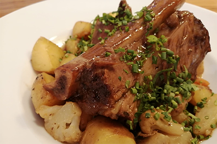 Regionale, steirische Küche in unserem Restaurant im Gästehaus St. Michael: geschmorte Rippe mit Karfiolgemüse